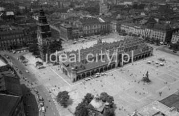 Widok z lotu ptaka na Rynek Główny w Krakowie. Lata 60. XXw.

fot. Henryk Makarewicz/idealcity.pl


