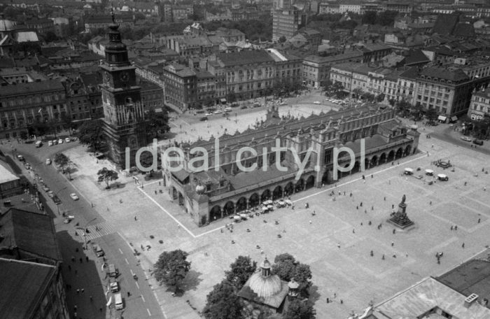Bird’s-eye view of Main Market Square in Kraków. 1960s.

Widok z lotu ptaka na Rynek Główny w Krakowie. Lata 60. XX w.

Photo by Henryk Makarewicz/idealcity.pl


