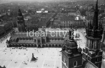 Widok z lotu ptaka na Rynek Główny w Krakowie. Lata 60. XXw.

fot. Henryk Makarewicz/idealcity.pl

