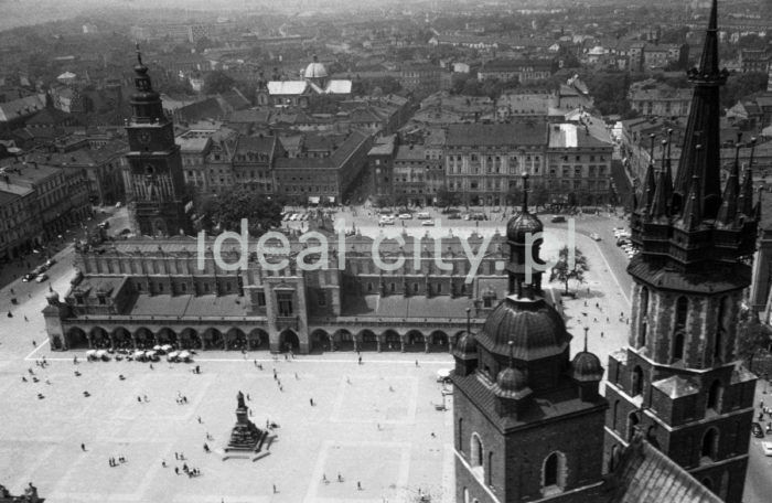 Bird’s-eye view of Main Market Square in Kraków. 1960s.

Widok z lotu ptaka na Rynek Główny w Krakowie. Lata 60. XX w.

Photo by Henryk Makarewicz/idealcity.pl

