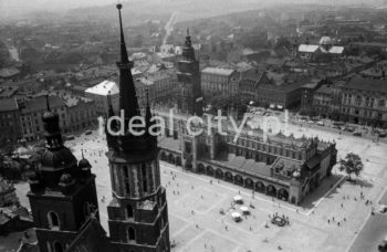 Widok z lotu ptaka na Rynek Główny w Krakowie. Lata 60. XXw.

fot. Henryk Makarewicz/idealcity.pl


