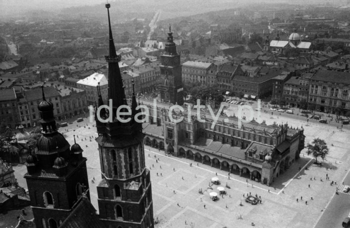 Bird’s-eye view of Main Market Square in Kraków. 1960s.

Widok z lotu ptaka na Rynek Główny w Krakowie. Lata 60. XX w.

Photo by Henryk Makarewicz/idealcity.pl


