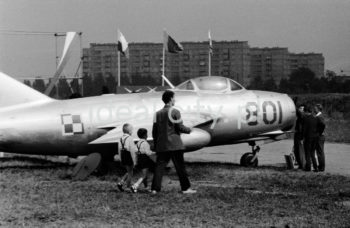 Wystawa Lotnicza w Ośrodku Ekspozycji Sprzętu Lotniczego, dziś Muzeum Lotnictwa, w Czyżynach. W tle zabudowa Osiedla Ugorek. Sierpień 1964r.

fot. Henryk Makarewicz/idealcity.pl


