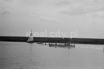 Przystań Yacht Clubu Nowa Huta (Yacht Club Budowlani Nowa Huta / Budowlany Klub Sportowy Wanda). Os. Mogiła Przystań Nad Wisłą, Kraków. Lata 60. XXw.

fot. Henryk Makarewicz/idealcity.pl
