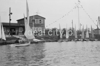 Przystań Yacht Clubu Nowa Huta (Yacht Club Budowlani Nowa Huta / Budowlany Klub Sportowy Wanda). Os. Mogiła Przystań Nad Wisłą, Kraków. Lata 60. XXw.

fot. Henryk Makarewicz/idealcity.pl




