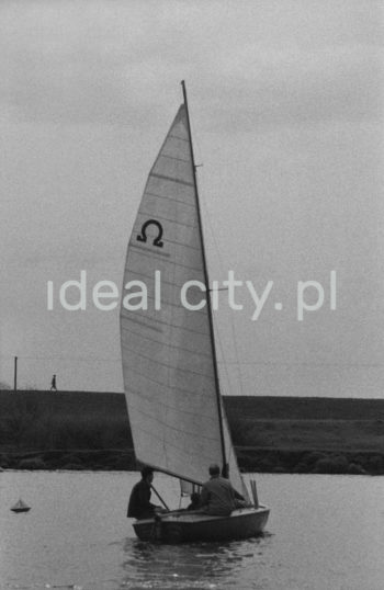 Przystań Yacht Clubu Nowa Huta (Yacht Club Budowlani Nowa Huta / Budowlany Klub Sportowy Wanda). Os. Mogiła Przystań Nad Wisłą, Kraków. Lata 60. XXw.

fot. Henryk Makarewicz/idealcity.pl

