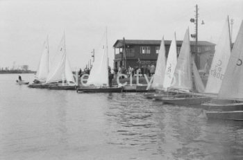 Przystań Yacht Clubu Nowa Huta (Yacht Club Budowlani Nowa Huta / Budowlany Klub Sportowy Wanda). Os. Mogiła Przystań Nad Wisłą, Kraków. Lata 60. XXw.

fot. Henryk Makarewicz/idealcity.pl
