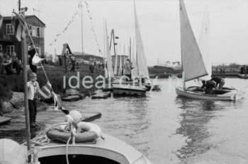 Przystań Yacht Clubu Nowa Huta (Yacht Club Budowlani Nowa Huta / Budowlany Klub Sportowy Wanda). Os. Mogiła Przystań Nad Wisłą, Kraków. Lata 60. XXw.

fot. Henryk Makarewicz/idealcity.pl


