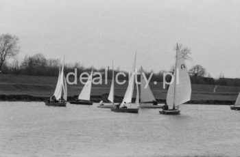 Przystań Yacht Clubu Nowa Huta (Yacht Club Budowlani Nowa Huta / Budowlany Klub Sportowy Wanda). Os. Mogiła, Przystań Nad Wisłą. Lata 60. XXw.

fot. Henryk Makarewicz/idealcity.pl


