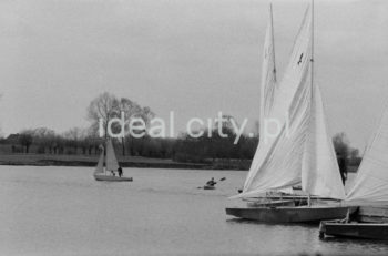 Przystań Yacht Clubu Nowa Huta (Yacht Club Budowlani Nowa Huta / Budowlany Klub Sportowy Wanda). Os. Mogiła, Przystań Nad Wisłą. Lata 60. XXw.

fot. Henryk Makarewicz/idealcity.pl


