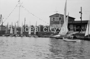 Przystań Yacht Clubu Nowa Huta (Yacht Club Budowlani Nowa Huta / Budowlany Klub Sportowy Wanda). Os. Mogiła, Przystań Nad Wisłą. Lata 60. XXw.

fot. Henryk Makarewicz/idealcity.pl


