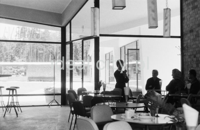 Modernist café. 1960s.

Modernistyczy pawilon kawiarni. Lata 60. XX w.

Photo by Henryk Makarewicz/idealcity.pl

