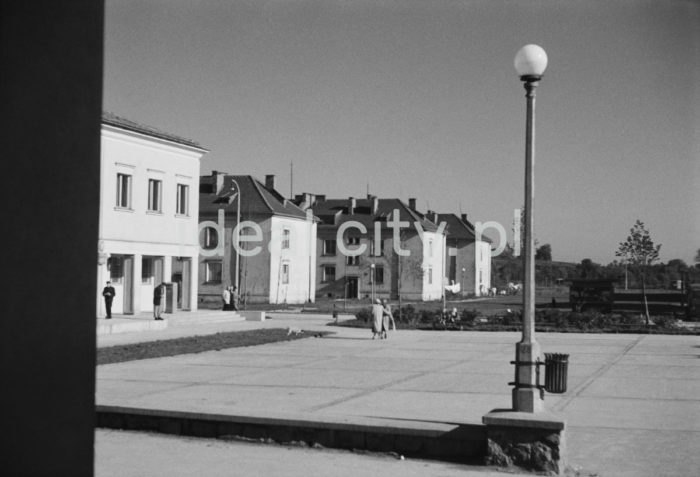 Plac Pocztowy na Osiedlu Willowym, lata 50. XXw.

fot. Henryk Makarewicz/idealcity.pl

