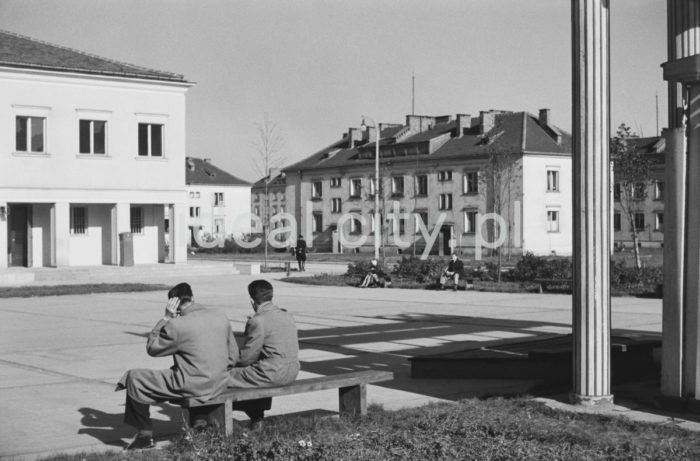 Plac Pocztowy na Osiedlu Willowym, lata 50. XXw.

fot. Henryk Makarewicz/idealcity.pl

