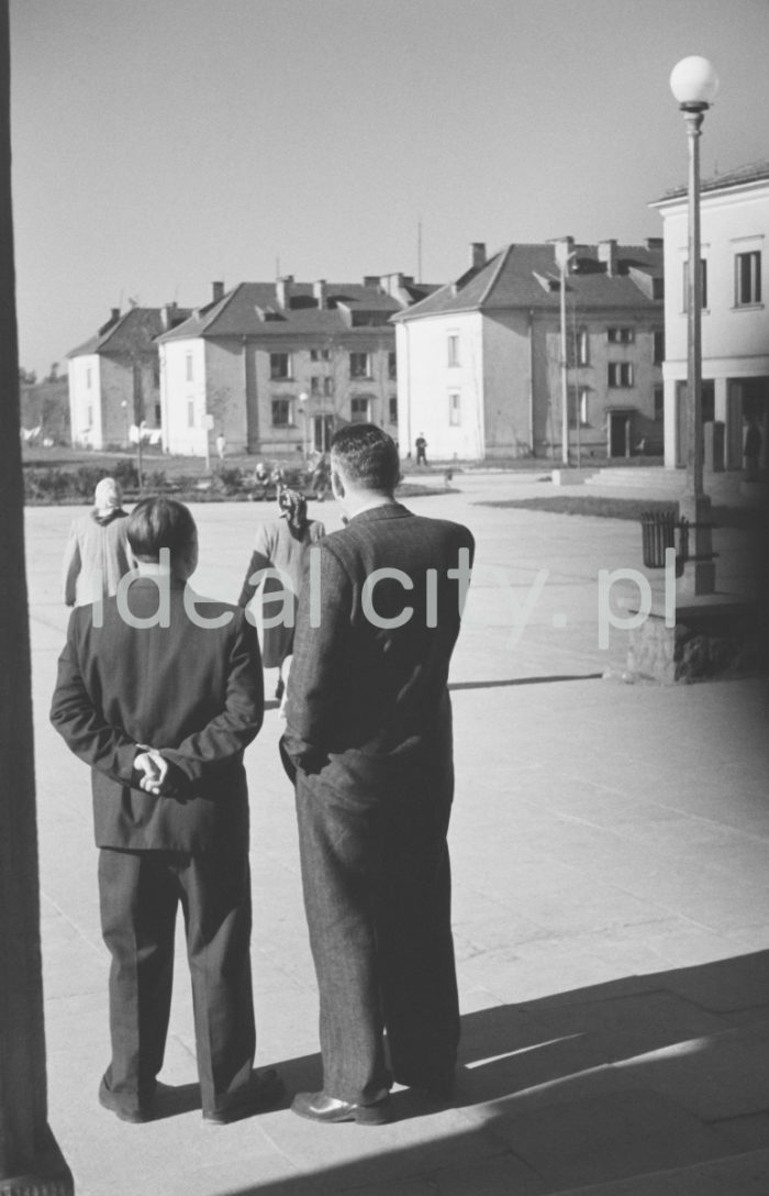 Plac Pocztowy na Osiedlu Willowym, lata 50. XXw.

fot. Henryk Makarewicz/idealcity.pl
