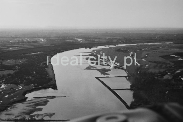 The River Vistula outside Nowa Huta. 1960s.

Okolice Wisły na wysokości Nowej Huty. Lata 60. XX w.

Photo by Henryk Makarewicz/idealcity.pl

