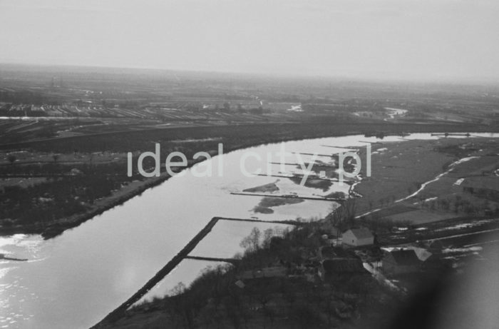 The River Vistula outside Nowa Huta. 1960s.

Okolice Wisły na wysokości Nowej Huty. Lata 60. XX w.

Photo by Henryk Makarewicz/idealcity.pl


