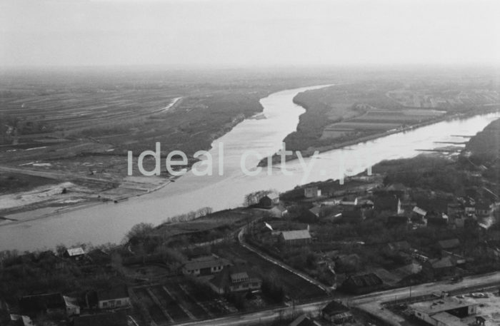 The River Vistula outside Nowa Huta. 1960s.

Okolice Wisły na wysokości Nowej Huty. Lata 60. XX w.

Photo by Henryk Makarewicz/idealcity.pl