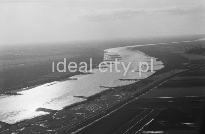 The River Vistula outside Nowa Huta. 1960s.

Okolice Wisły na wysokości Nowej Huty. Lata 60. XX w.

Photo by Henryk Makarewicz/idealcity.pl


