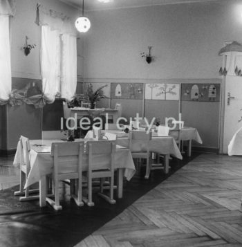 Inside a nursery in Nowa Huta – possibly on the A-1 Północ (Willowe) Estate. The first nurseries and kindergartens were designed by architects Janusz and Marta Ingarden (from 1950 on), the interior of the nursery was designed by Barbara Gołajewska. 1950s.

Wnętrze żłobka w Nowej Hucie – prawdopodobnie na osiedlu A-1 Północ (Willowe). Pierwsze żłobki i przedszkola zostały zaprojektowane przez architektów Janusza i Martę Ingardenów (od stycznia 1950 roku), projekt wnętrza pierwszego żłobka wykonała Barbara Gołajewska. Lata 50.

Photo by Wiktor Pental/idealcity.pl


