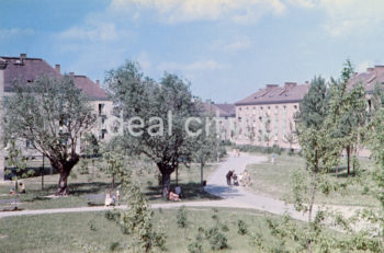 Osiedle Wandy, widok z okna mieszkania Wiktora Pentala. Koniec lat 50. XXw. Fotografia barwna.

fot. Wiktor Pental/idealcity.pl

