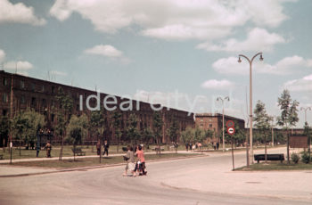 Zabudowa Osiedla Teatralnego, widok od strony Osiedla Zgody. Ulica Karola Marksa (obecnie ul. Ludźmierska). Koniec lat 50. XXw. Fotografia barwna.

fot. Wiktor Pental/idealcity.pl


