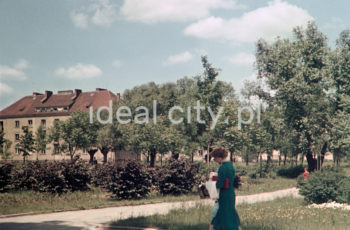 Zabudowa Osiedla Wandy. Lata 50. XXw. Fotografia barwna.

fot. Wiktor Pental/idealcity.pl

