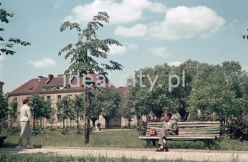 Zabudowa Osiedla Wandy. Lata 50. XX w. Fotografia barwna.

fot. Wiktor Pental/idealcity.pl

