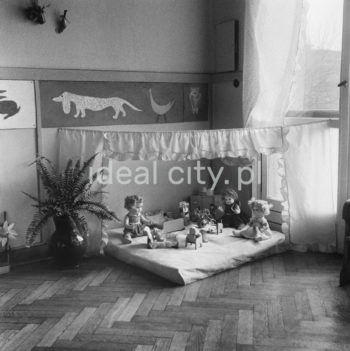 Inside a nursery in Nowa Huta – possibly on the A-1 Północ (Willowe) Estate. The first nurseries and kindergartens were designed by architects Janusz and Marta Ingarden (from 1950 on), the interior of the nursery was originally designed by Barbara Gołajewska. 1950s.

Wnętrze żłobka w Nowej Hucie – prawdopodobnie na osiedlu A-1 Północ (Willowe). Pierwsze żłobki i przedszkola zostały zaprojektowane przez architektów Janusza i Martę Ingardenów (od stycznia 1950 roku), projekt wnętrza pierwszego żłobka wykonała Barbara Gołajewska. Lata 50. XXw.

Photo by Wiktor Pental/idealcity.pl