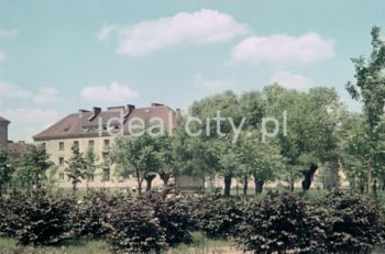 Zabudowa Osiedla Wandy. Lata 50. XXw. Fotografia barwna.

fot. Wiktor Pental/idealcity.pl

