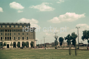 Plac Centralny w Nowej Hucie. Lata 50. XXw. Fotografia barwna.

fot. Wiktor Pental/idealcity.pl

