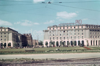 Plac Centralny w Nowej Hucie. Lata 50. XXw. Fotografia barwna.

fot. Wiktor Pental/idealcity.pl

