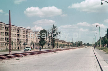 View towards the Ogrodowe Estate. Right: Na Skarpie Estate. Aleja Jana Pawła II (John Paul II Alley), previously Aleja Lenina (Lenin Alley, 1949-58), Igołomska Street (1958-75) and Rewolucji Kubańskiej Street (Cuban Revlution Street, 1975-91). 1950s. Colour photography.

Widok w kierunku Osiedla Ogrodowego. Po prawej zabudowa Osiedla Na Skarpie. Aleja Jana Pawła  II, wcześniej Aleja Lenina (1949-1958), ul. Igołomska (1958-1975) oraz Rewolucji Kubańskiej (1975-1991). Lata 50. XX w. Fotografia barwna.

Photoby Wiktor Pental/idealcity.pl
