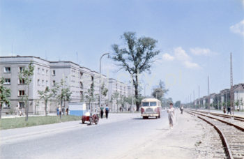 View towards the Ogrodowe Estate. Right: Na Skarpie Estate. Aleja Jana Pawła II (John Paul II Alley), previously Aleja Lenina ( Lenin Alley, 1949-58), Igołomska Street (1958-75) and Rewolucji Kubańskiej Street (Cuban Revolution Street, 1975-91). 1950s. Colour photography.

Widok w kierunku Osiedla Ogrodowego, po prawej Osiedle na Skarpie. Aleja Jana Pawłą II, wcześniej Aleja Lenina (1949-1958), ul. Igołomska (1958-1975) oraz Rewolucji Kubańskiej (1975-1991). Lata 50. XX w.
Fotografia barwna.

Photo by Wiktor Pental/idealcity.pl

