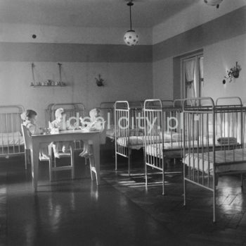 Inside a nursery in Nowa Huta – possibly on the A-1 Północ (Willowe) Estate. The first nurseries and kindergartens were designed by architects Janusz and Marta Ingarden (from 1950 on), the interior of the nursery was originally designed by Barbara Gołajewska. 1950s.

Wnętrze żłobka w Nowej Hucie – prawdopodobnie na osiedlu A-1 Północ (Willowe). Pierwsze żłobki i przedszkola zostały zaprojektowane przez architektów Janusza i Martę Ingardenów (od stycznia 1950 roku), projekt wnętrza pierwszego żłobka wykonała Barbara Gołajewska. Lata 50. XX w.

Photo by Wiktor Pental/idealcity.pl


