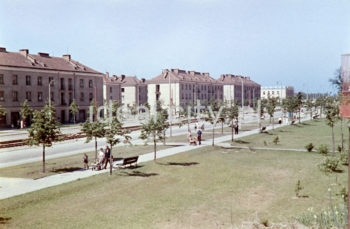 View from the Wandy Estate towards the Na Skarpie Estate. Aleja Jana Pawła II (John Paul II Alley), previously Aleja Lenina (Lenin Alley, 1949-58), Igołomska Street (1958-75) and Rewolucji Kubańskiej Street (Cuban Revolution Street, 1975-91). 1950s. Colour photography.

Widok od strony  Osiedla Wandy w kierunku Osiedla na Skarpie. Aleja Jana Pawła II, wcześniej Aleja Lenina (1949-1958), ul. Igołomska (1958-1975) oraz Rewolucji Kubańskiej (1975-1991). Lata 50. XX w. Fotografia barwna.

Photo by Wiktor Pental/idealcity.pl

