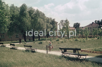 Osiedle Wandy, koniec lat 50. XX. Fotografia barwna.

fot. Wiktor Pental/idealcity.pl
