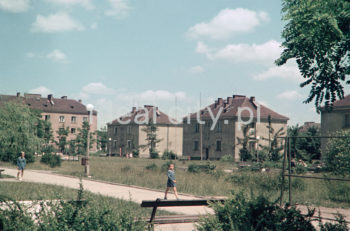 Zabudowa Osiedla Wandy. Lata 50. XXw. Fotografia barwna.

fot. Wiktor Pental/idealcity.pl
