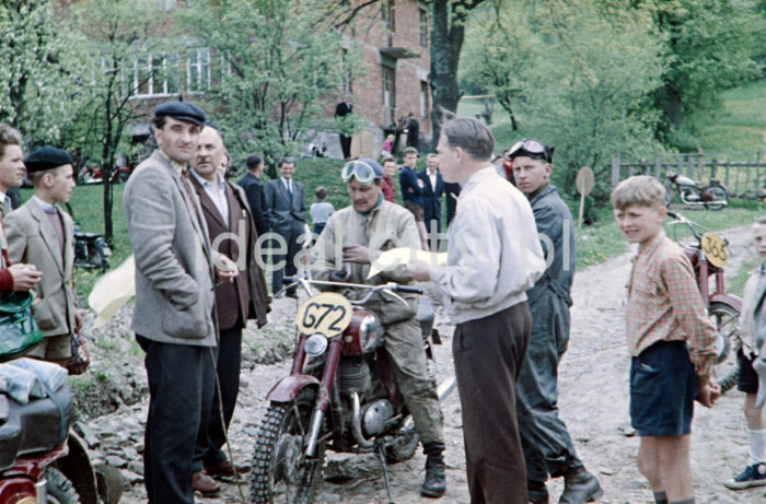 Rajd motocyklowy, okolice Nowej Huty. Koniec lat 50. XXw. Fotografia barwna.

fot. Wiktor Pental/idealcity.pl
