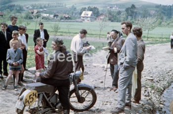 Rajd motocyklowy, okolice Nowej Huty. Koniec lat 50. XXw. Fotografia barwna.

fot. Wiktor Pental/idealcity.pl

