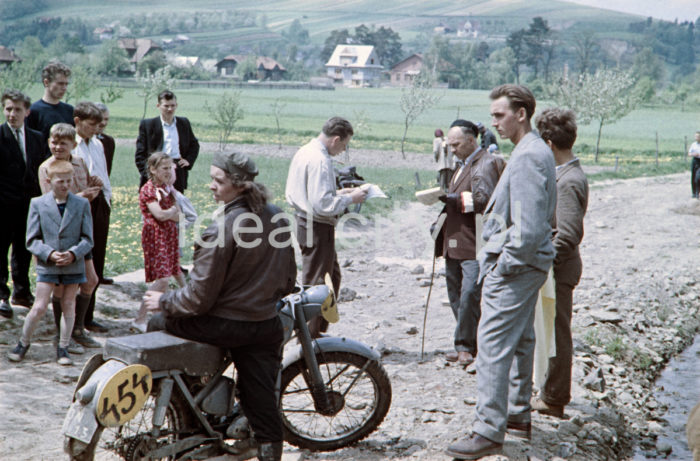 Motorbike race outside Nowa Huta. Late 1950s. Colour photography.

Rajd motocyklowy, okolice Nowej Huty. Koniec lat 50. XX w. Fotografia barwna.

Photo by Wiktor Pental/idealcity.pl

