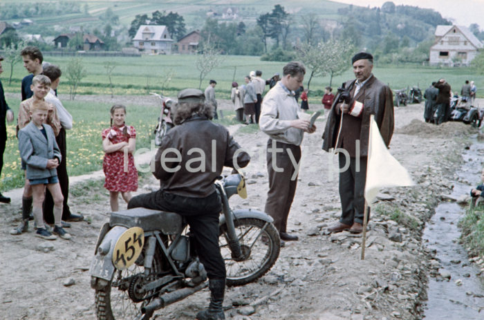 Rajd motocyklowy, okolice Nowej Huty. Koniec lat 50. XXw. Fotografia barwna.

fot. Wiktor Pental/idealcity.pl
