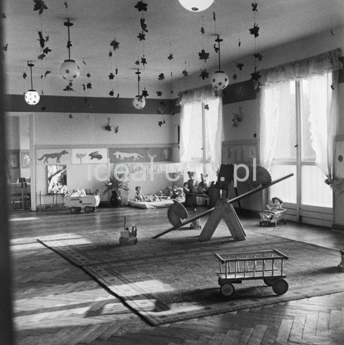 Wnętrze żłobka w Nowej Hucie – prawdopodobnie na osiedlu A-1 Północ (Willowe). Pierwsze żłobki i przedszkola zostały zaprojektowane przez architektów Janusza i Martę Ingardenów (od stycznia 1950 roku), projekt wnętrza pierwszego żłobka wykonała Barbara Gołajewska. Lata 50.

fot. Wiktor Pental/idealcity.pl


