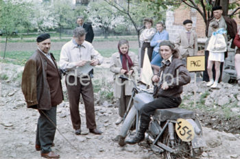 Rajd motocyklowy, okolice Nowej Huty. Koniec lat 50. XXw. Fotografia barwna.

fot. Wiktor Pental/idealcity.pl
