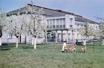 W żłobku na Osiedlu Willowym. Fotografia barwna. Lata 50. XXw.

fot. Wiktor Pental/idealcity.pl


