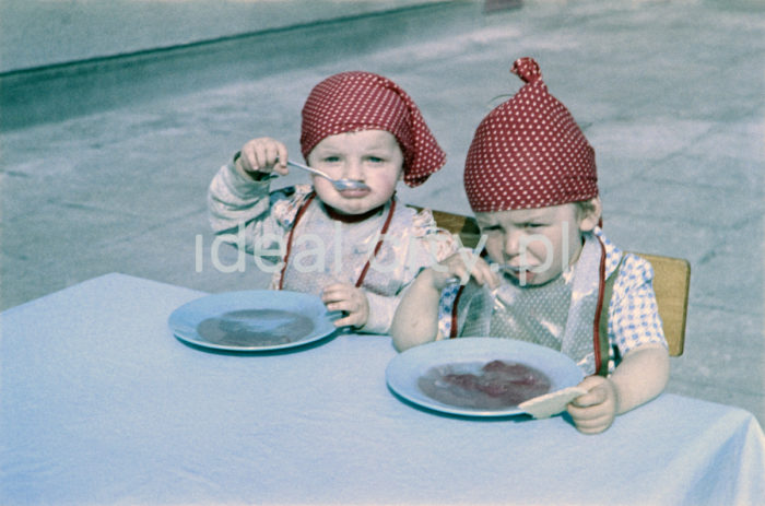 Nursery on the Willowe Estate. Colour photography. 1950s.

W żłobku na Osiedlu Willowym. Fotografia barwna. Lata 50. XX w.

Photo by Wiktor Pental/idealcity.pl

