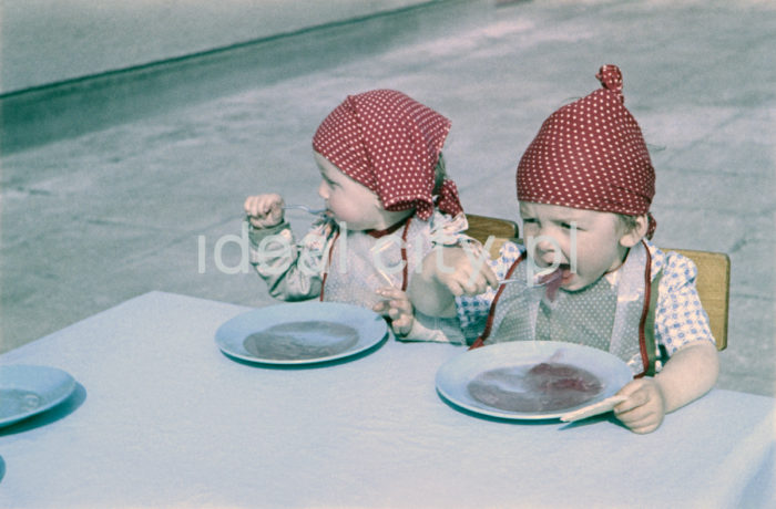 Nursery on the Willowe Estate. Colour photography. 1950s.

W żłobku na Osiedlu Willowym. Fotografia barwna. Lata 50. XX w.

Photo by Wiktor Pental/idealcity.pl
