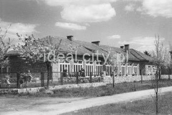 Przedszkole nr 93, im. Juliana Tuwima w Krakowie, os. Krakowiaków. Lata 50. XXw.

fot. Wiktor Pental/idealcity.pl

