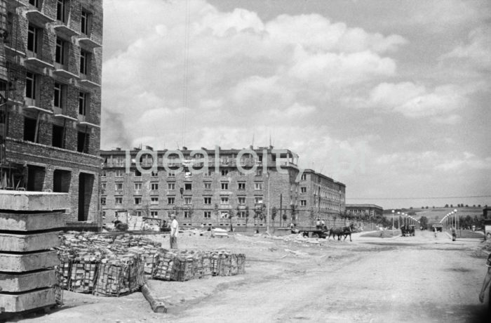 Aleja Róż, in the foreground on the left: construction of the Urocze Estate, ahead: Górali Estate. Mid-1950s.

Aleja Róż, po lewej na pierwszym planie budowa Osiedla Uroczego, w głębi na wprost Osiedle Górali. Połowa lat 50. XX w.

Photo by Wiktor Pental/idealcity.pl

