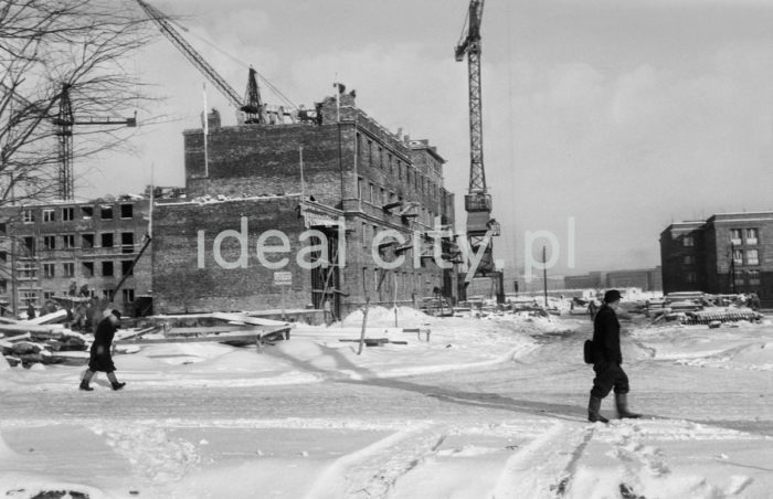 Construction site in Nowa Huta. 1950s.

Budowa jednego z nowohuckich osiedli. Lata 50. XX w.

Photo by Wiktor Pental/idealcity.pl

